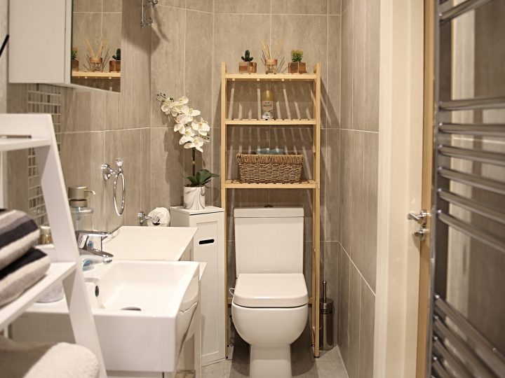 Private bathroom of the dungeon suite with basin, toilet and heated towel rail