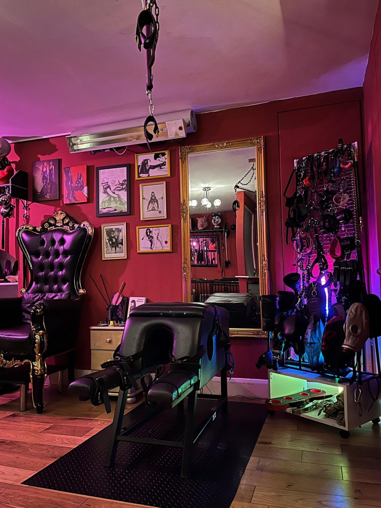 Spanking horse under a ceiling suspension point, facing the throne